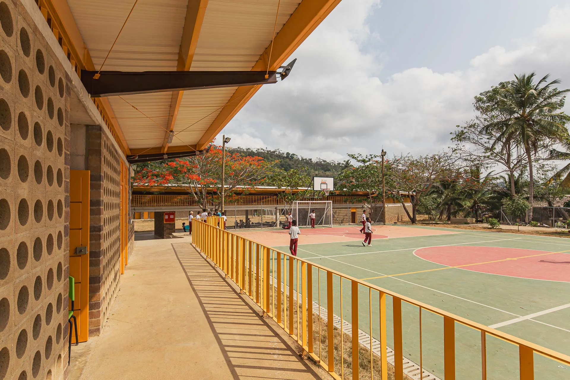 Fachada del Colegio Siete Vueltas bajo la luz intensa del mediodía en la región de Urabá.